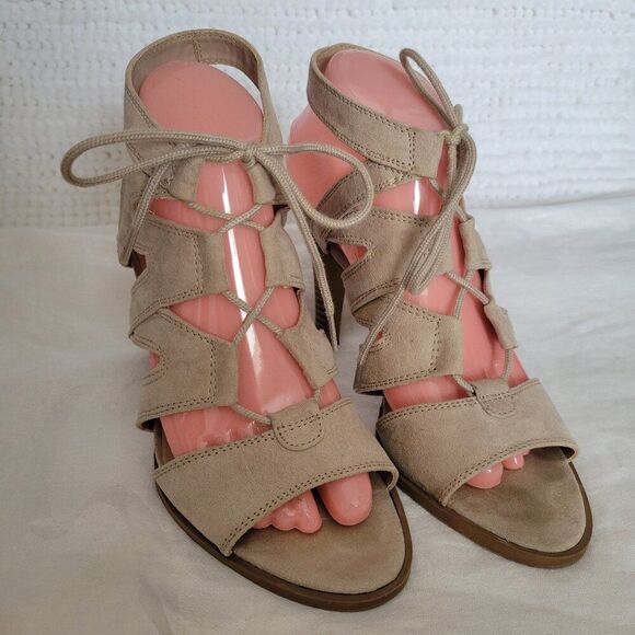 Simply Vera Wang Size 8 Open Toe Sandals Strappy Faux Suede Taupe lace-up shoes - Picture 1 of 14